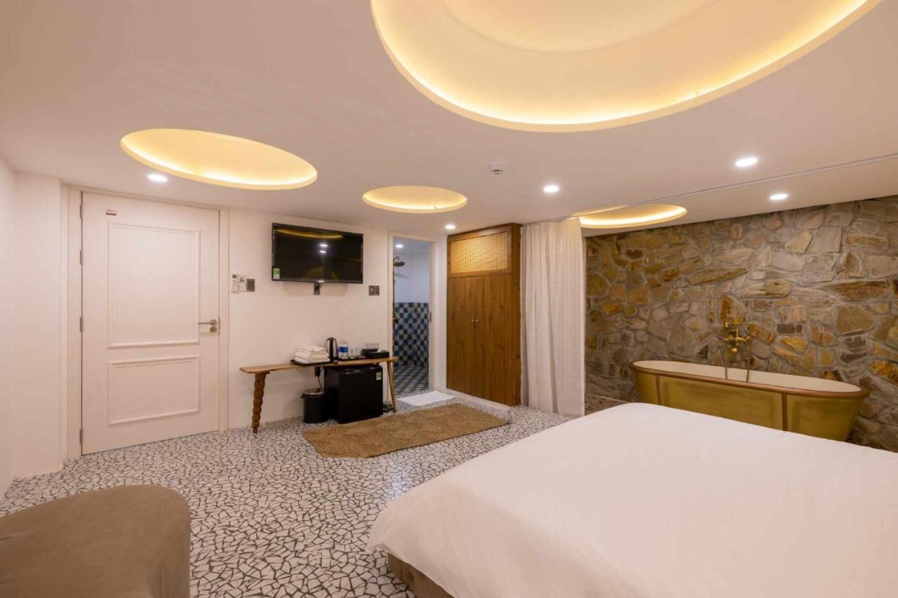 Pisces Hotel Hue Zewnętrze zdjęcie