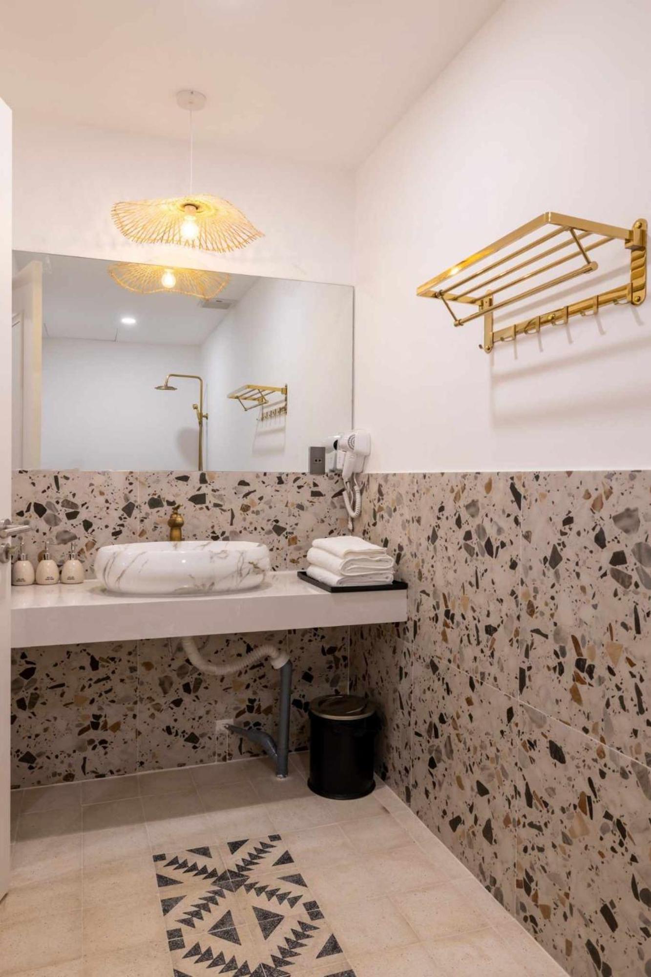 Pisces Hotel Hue Zewnętrze zdjęcie